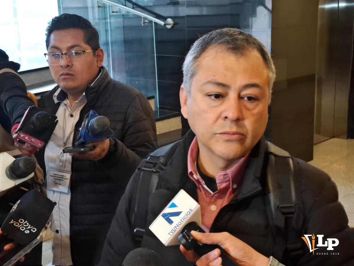 El senador Mentasti en conferencia de prensa