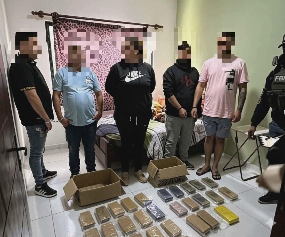Entre los aprehendidos hay cuatro varones y una mujer, esta última con antecedentes por narcotráfico y robo agravado