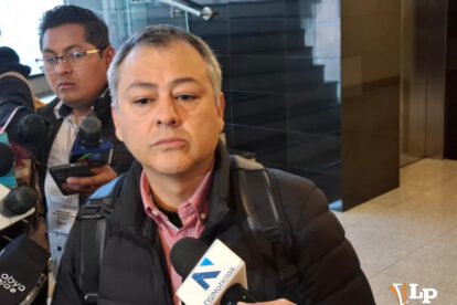 El senador Mentasti en conferencia de prensa