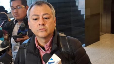 El senador Mentasti en conferencia de prensa