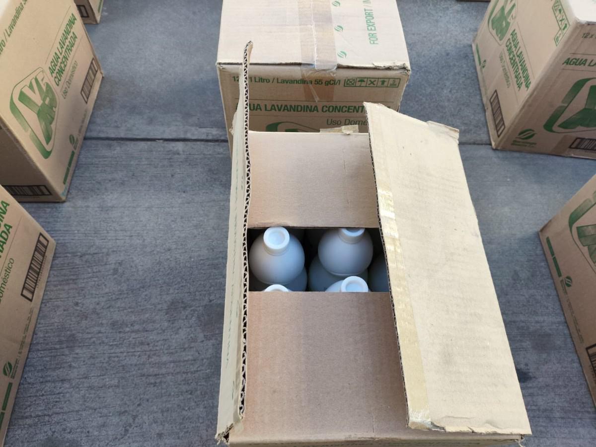 Las cajas de cartón beige llevaban la descripción falsa de “agua lavandina concentrada X-5”