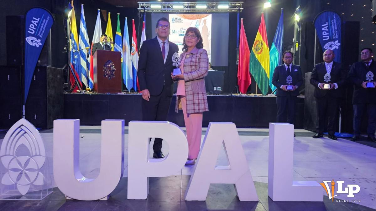 Educadores de la UPAL posan con orgullo