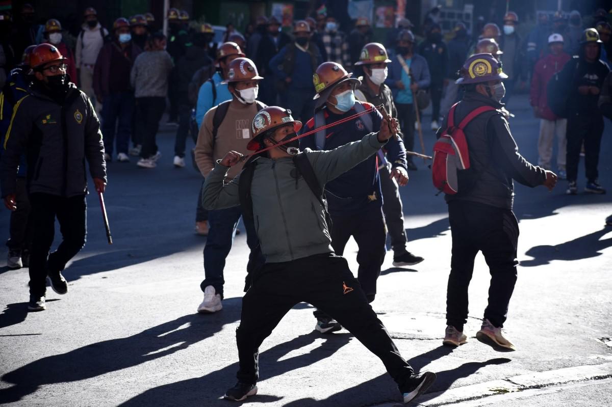 Un manifestante utiliza una honda durante las protestas en la ciudad