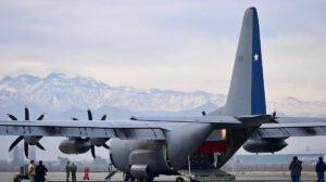 El avión Hércules C-130 de la FACh, listo para descargar ayuda humanitaria