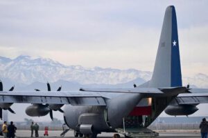 El avión Hércules C-130 de la FACh, listo para descargar ayuda humanitaria