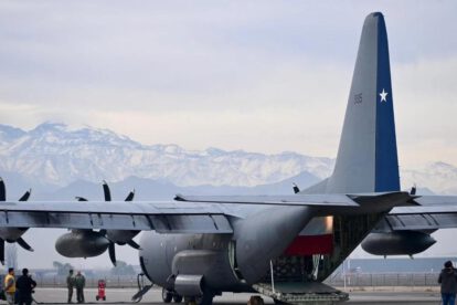 El avión Hércules C-130 de la FACh, listo para descargar ayuda humanitaria