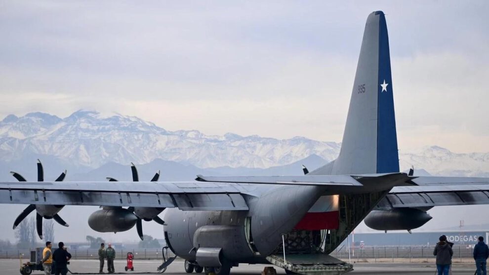 El avión Hércules C-130 de la FACh, listo para descargar ayuda humanitaria