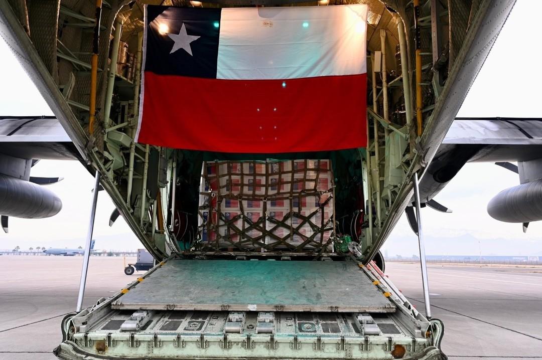 Interior del avión cargado con cajas de ayuda humanitaria