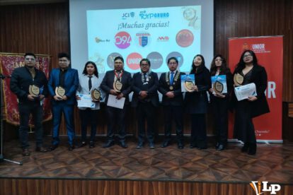 Los premiados junto a los representantes de JCI