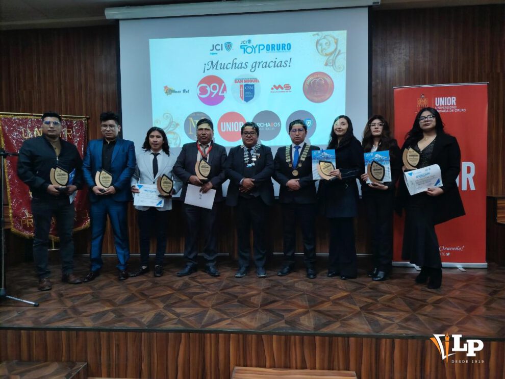 Los premiados junto a los representantes de JCI