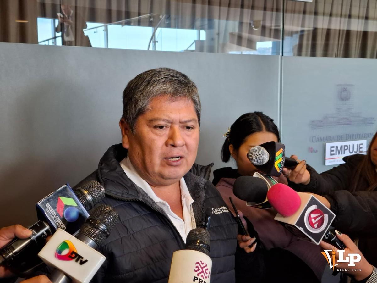 El diputado Pantaleón en conferencia de prensa