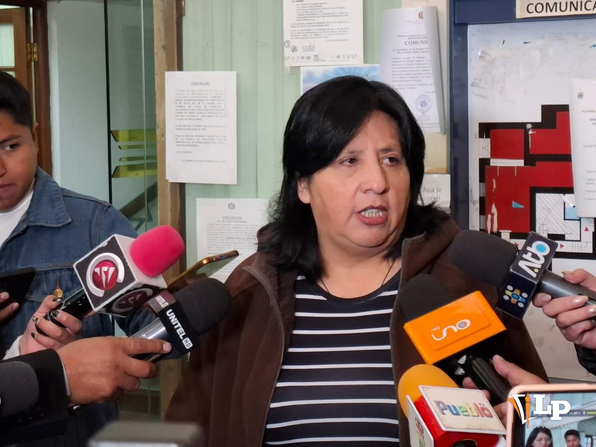 La diputada Bilbao en conferencia de prensa