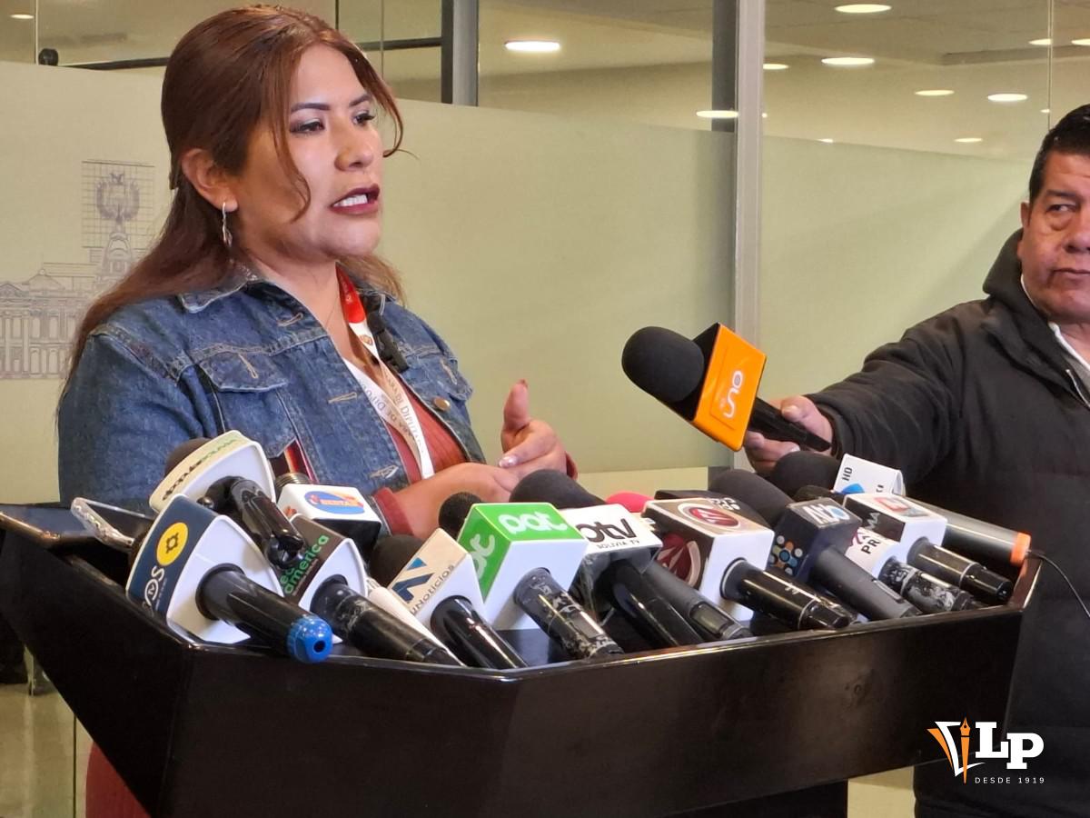 La diputada Pinto en conferencia de prensa