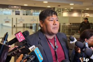 El senador Quispe en conferencia de prensa