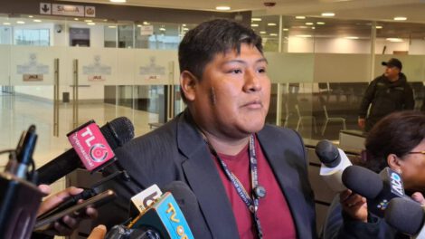 El senador Quispe en conferencia de prensa