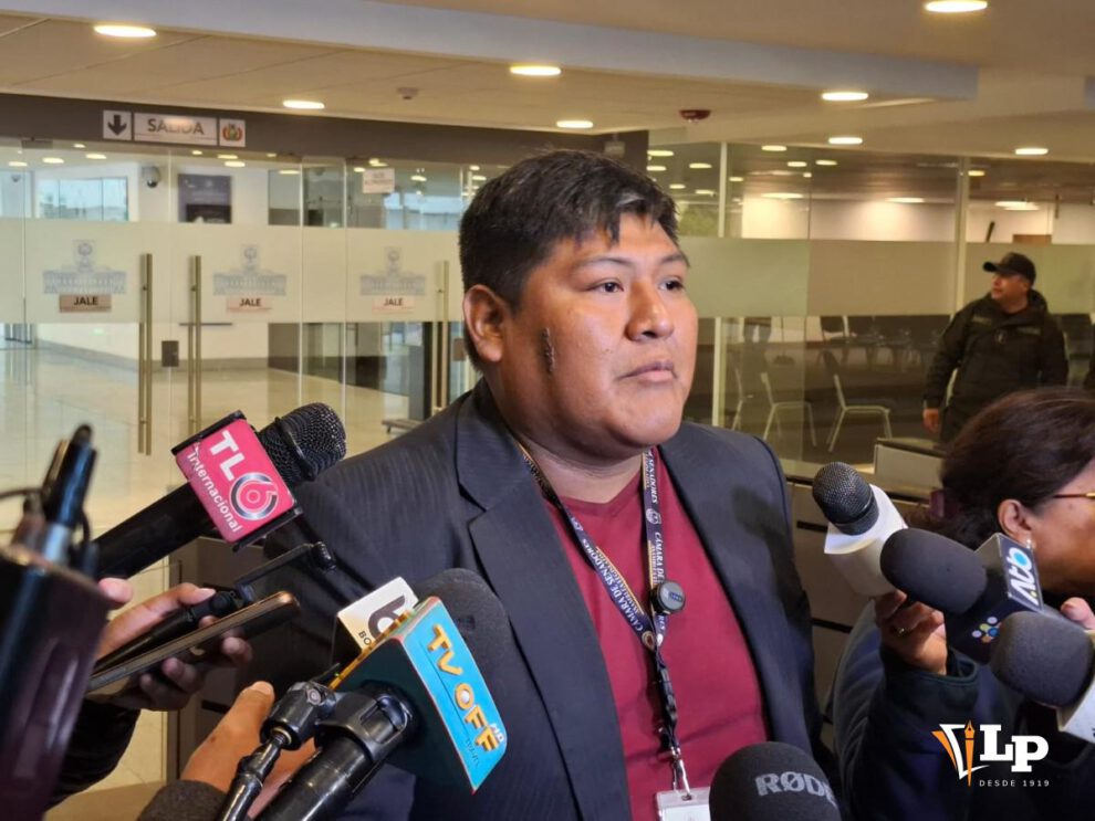 El senador Quispe en conferencia de prensa