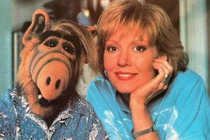 La actriz estadounidense Anne Schedeen posando junto al icónico títere del extraterrestre “ALF”