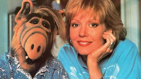 La actriz estadounidense Anne Schedeen posando junto al icónico títere del extraterrestre “ALF”