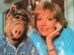 La actriz estadounidense Anne Schedeen posando junto al icónico títere del extraterrestre “ALF”