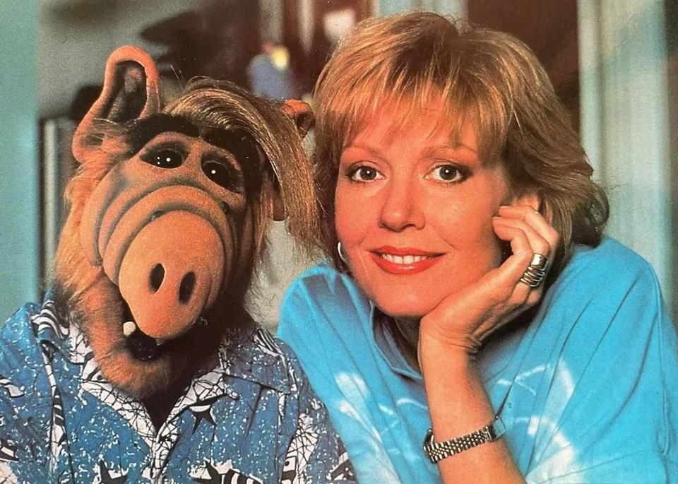 La actriz estadounidense Anne Schedeen posando junto al icónico títere del extraterrestre “ALF”