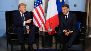 El Presidente de EE.UU. Donald Trump (i) asiste a una reunión bilateral con el Presidente francés Emmanuel Macron