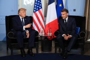 El Presidente de EE.UU. Donald Trump (i) asiste a una reunión bilateral con el Presidente francés Emmanuel Macron