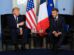 El Presidente de EE.UU. Donald Trump (i) asiste a una reunión bilateral con el Presidente francés Emmanuel Macron