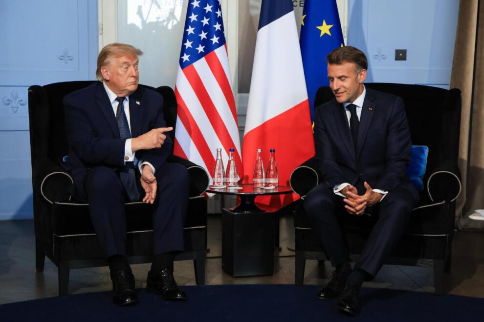 El Presidente de EE.UU. Donald Trump (i) asiste a una reunión bilateral con el Presidente francés Emmanuel Macron