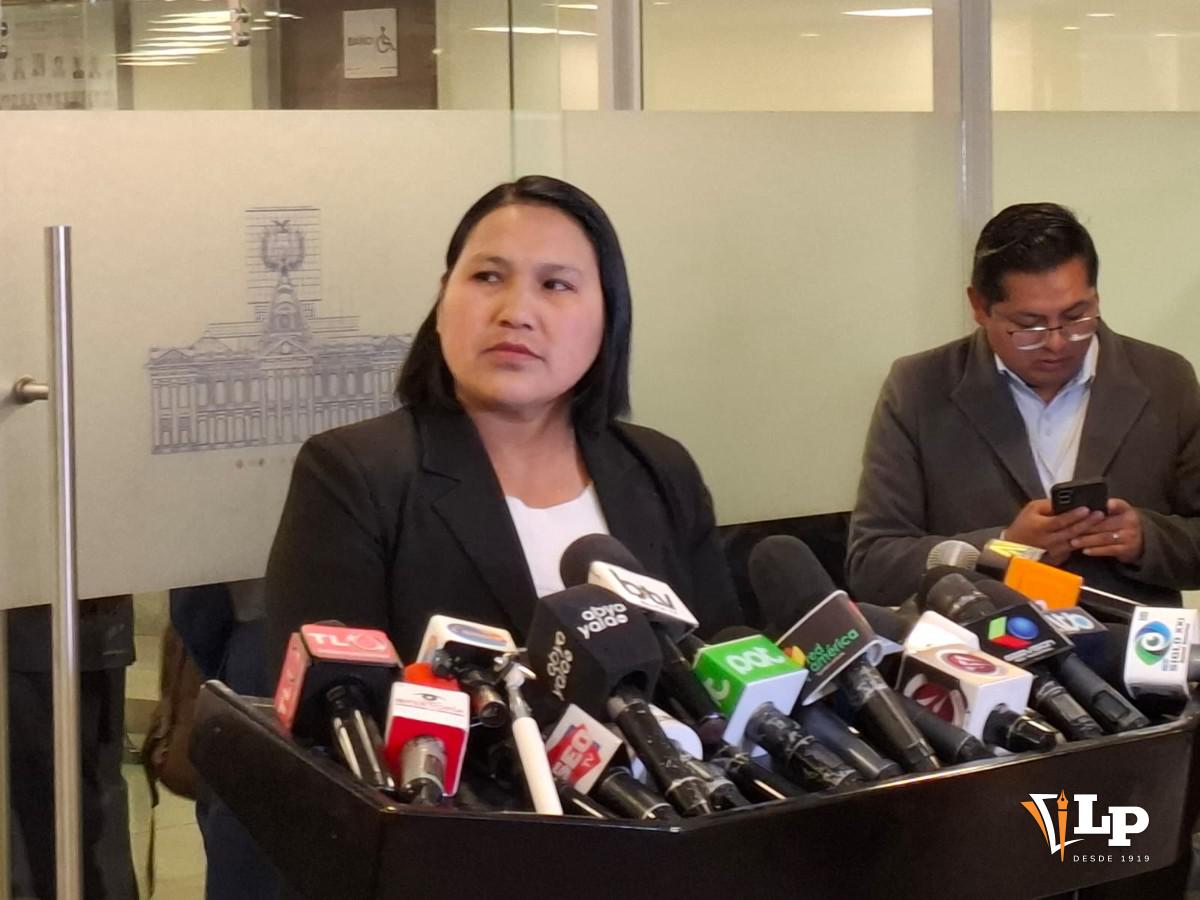La senadora Pachacute en conferencia de prensa