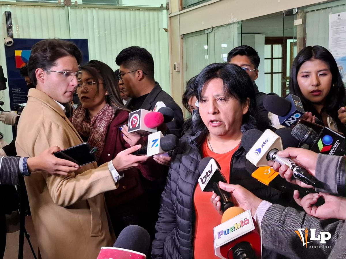 La diputada Bilbao en conferencia de prensa