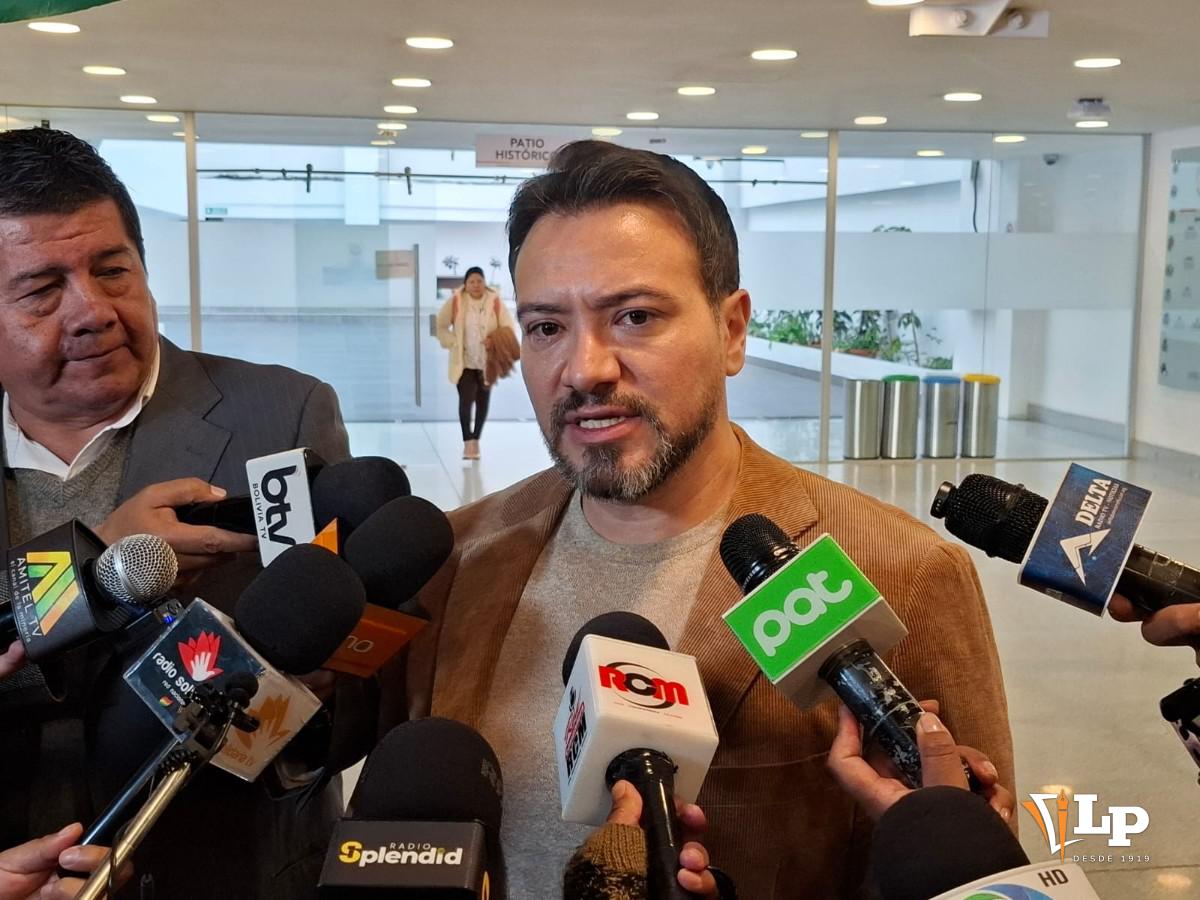 El diputado Reyes en conferencia de prensa