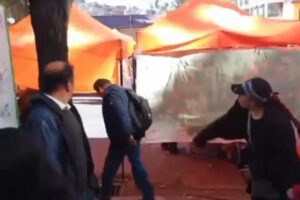 Al dirigente de la COB le lanzaron tomates y fue agredido por la gente