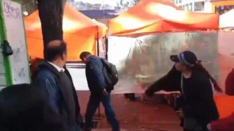 Al dirigente de la COB le lanzaron tomates y fue agredido por la gente