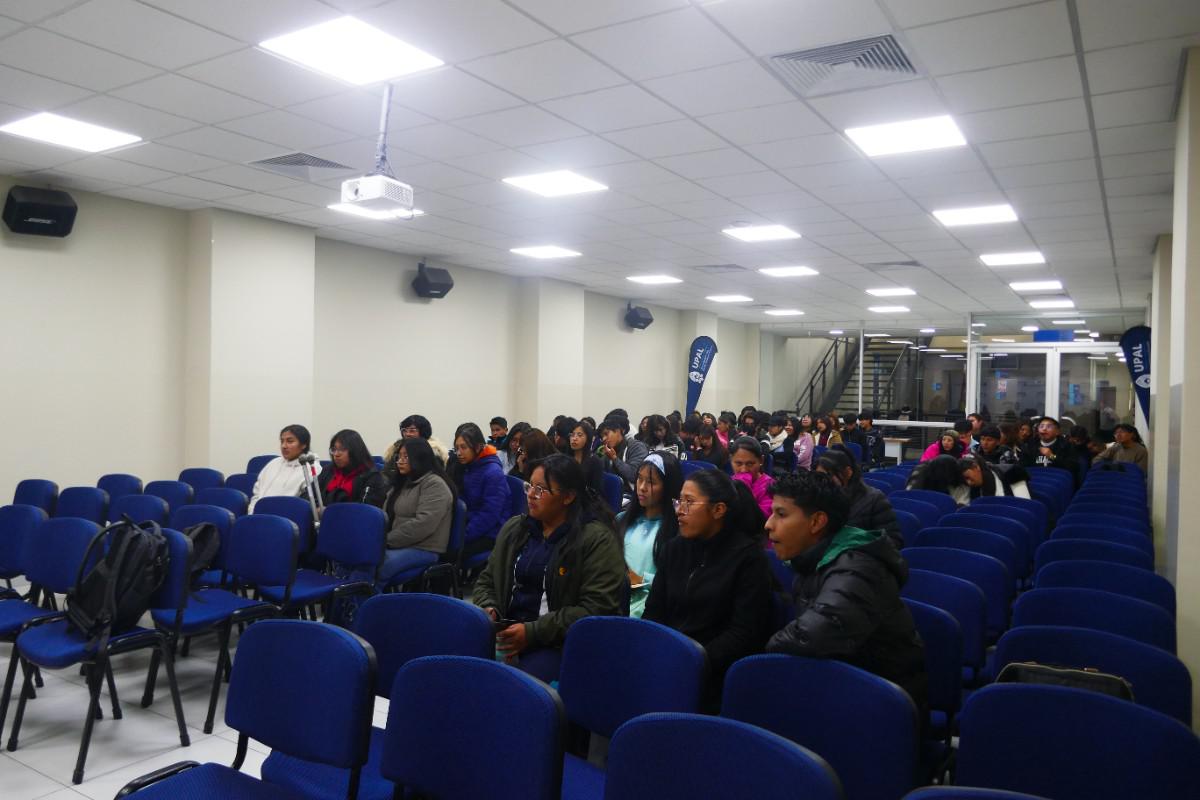 Estudiantes y público asistente durante la presentación del libro