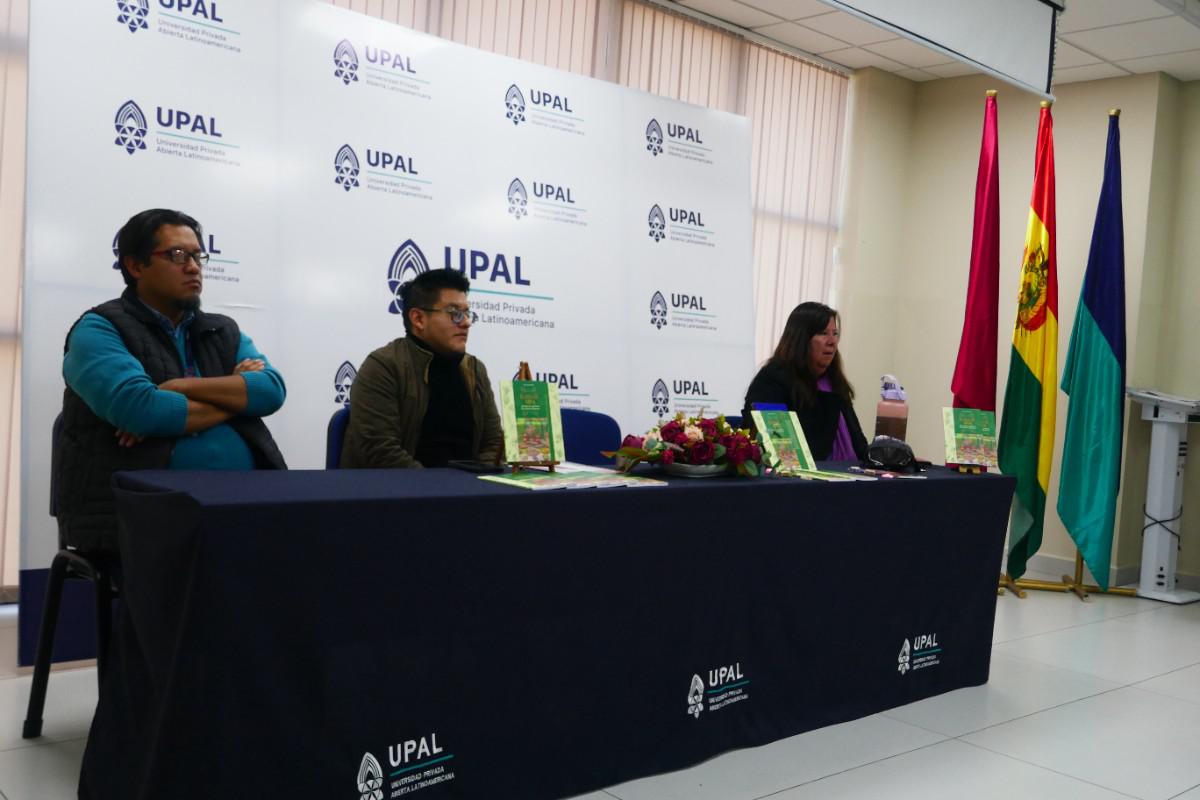Mesa de honor durante el evento de lanzamiento de