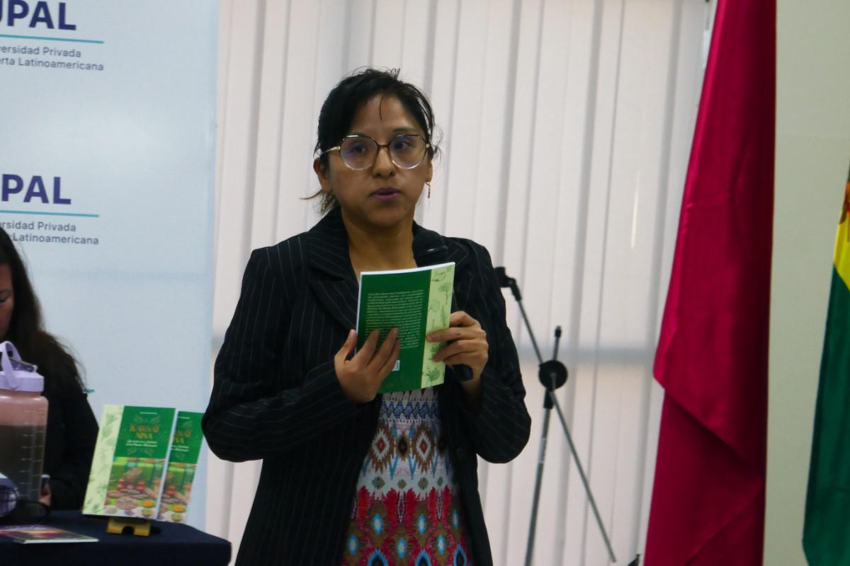 Momento en el que se expone el contenido del nuevo libro ante los asistentes