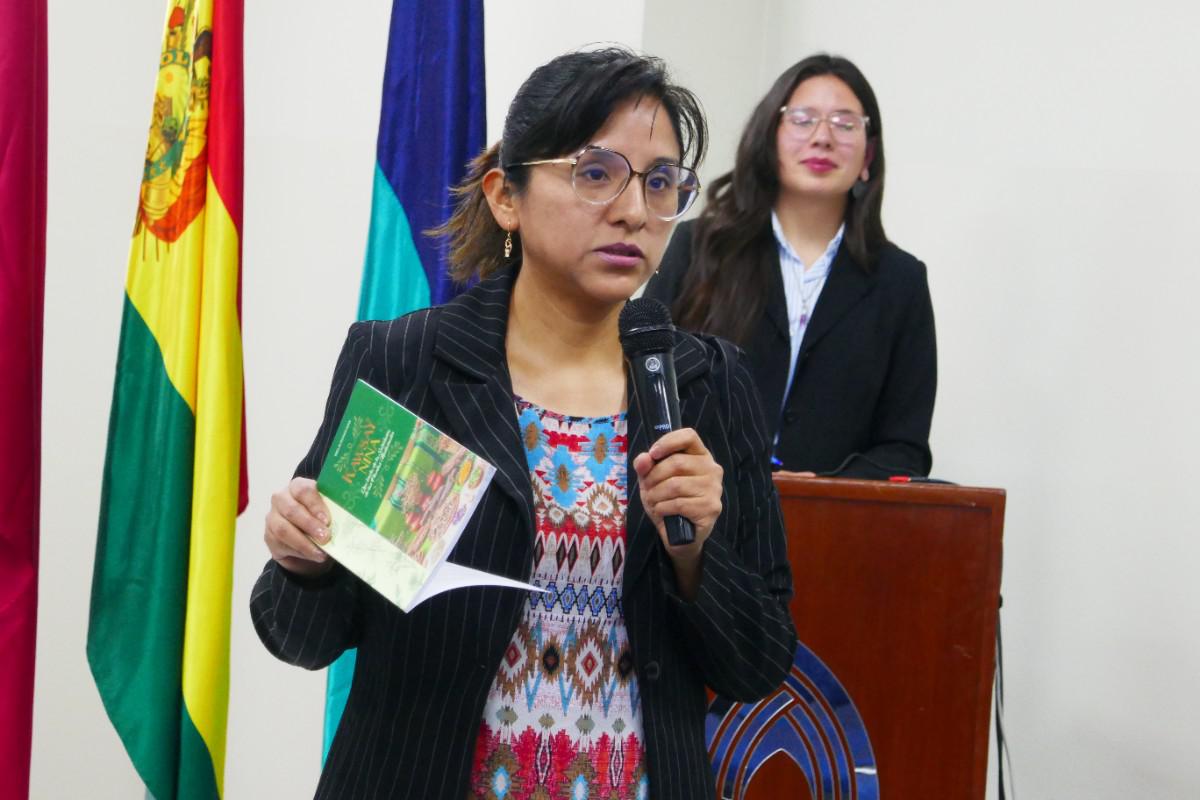 La autora durante su intervención sobre la importancia de la medicina natural