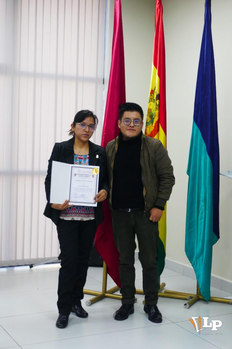 Entrega de reconocimiento a la autora por su aporte académico