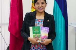 La autora presentando oficialmente “Kawsay Nina”
