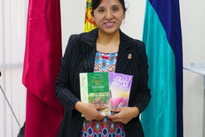 La autora presentando oficialmente “Kawsay Nina”