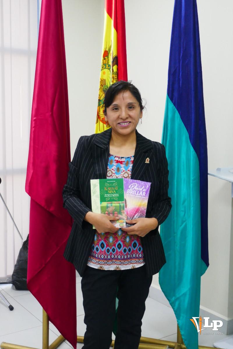 La autora presentando oficialmente “Kawsay Nina”