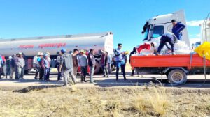 Un grupo de choferes que se encontraban varados en Patacamaya recibió asistencia humanitaria