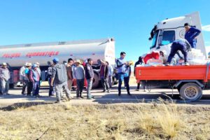 Un grupo de choferes que se encontraban varados en Patacamaya recibió asistencia humanitaria