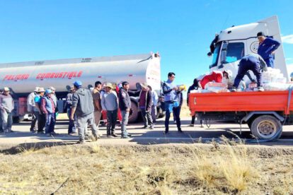 Un grupo de choferes que se encontraban varados en Patacamaya recibió asistencia humanitaria