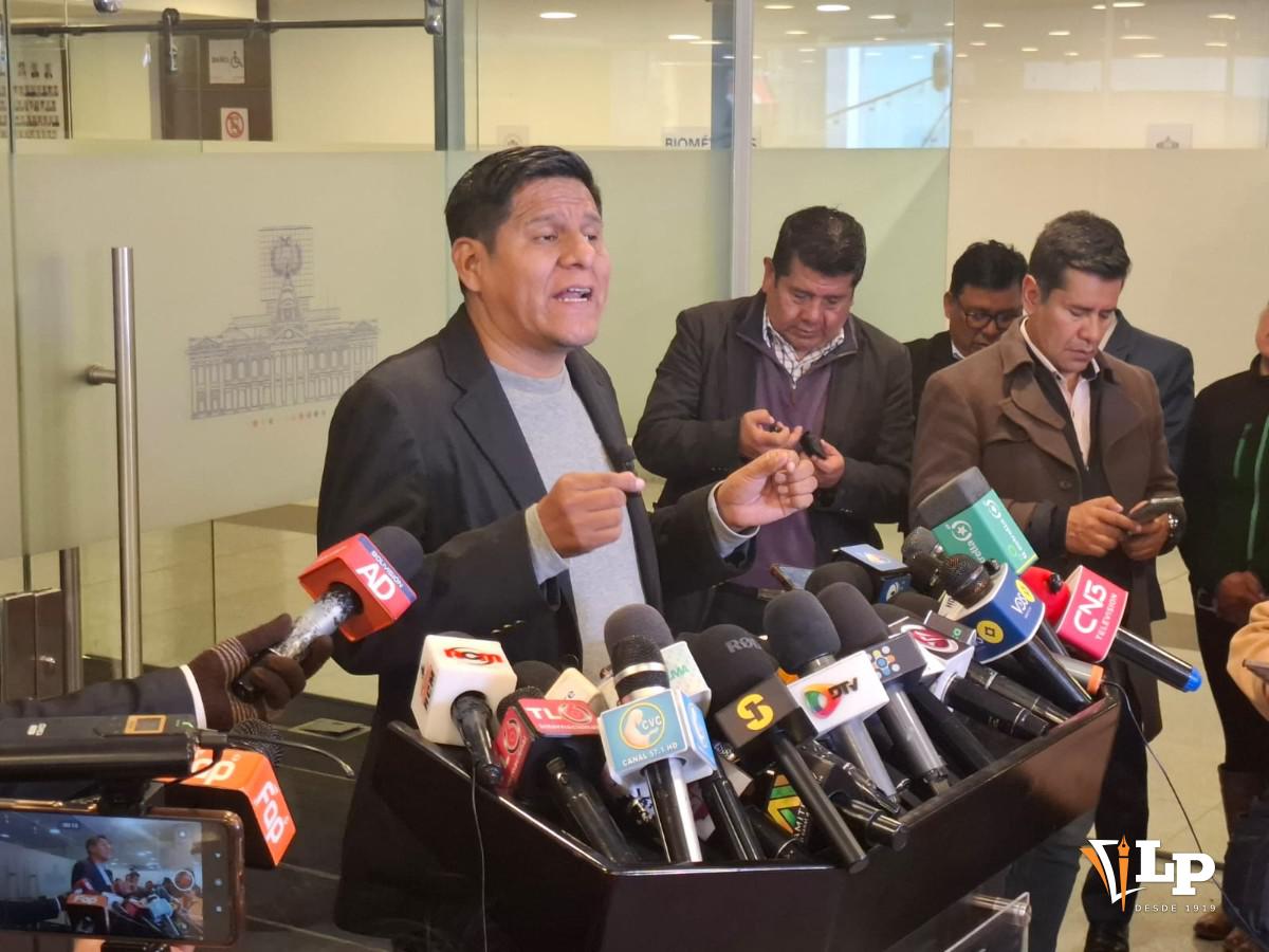 El diputado Pacheco en conferencia de prensa