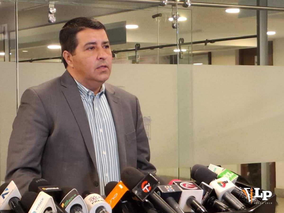 El senador Roca en conferencia de prensa