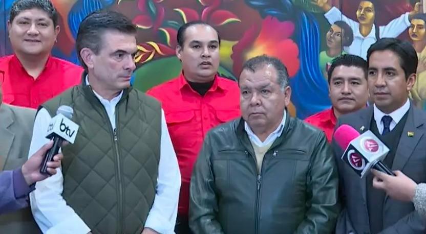 El presidente Paz y la dirigencia de la COD Santa Cruz en conferencia de prensa