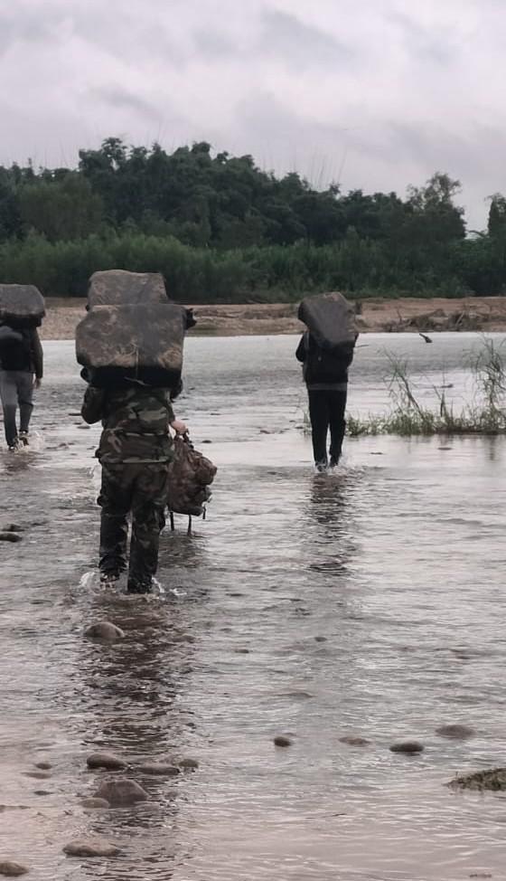 Observaron aproximadamente a 15 personas sentadas con bultos, tipo mochilas artesanales de grandes dimensiones, en zona de monte.