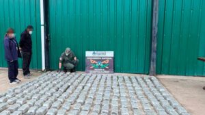 En cercanías del Río Bermejo, el personal de la Fuerza secuestró más de 261 kilos de marihuana y detuvo a cinco ciudadanos de nacionalidad boliviana.