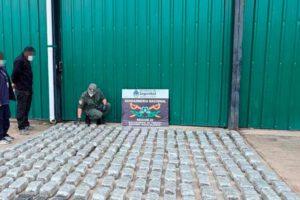 En cercanías del Río Bermejo, el personal de la Fuerza secuestró más de 261 kilos de marihuana y detuvo a cinco ciudadanos de nacionalidad boliviana.